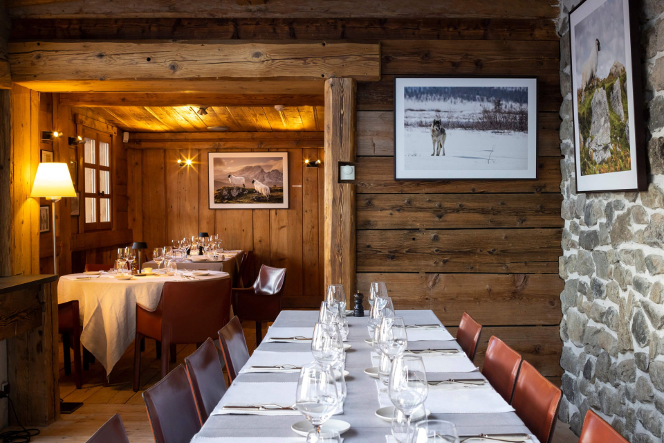 Un restaurant raffiné au bord des pistes du Grand Massif, aux Carroz d'Arâches et proche de Flaine, Morillon et Samoëns.