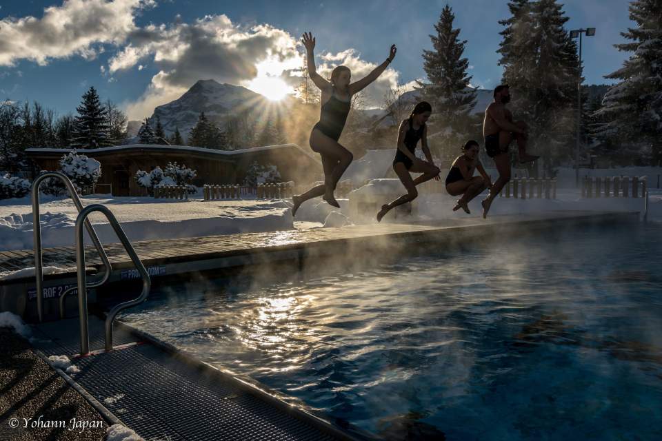piscine extérieure chauffée avec vue sur les pistes enneigées et la chaîne des Aravis