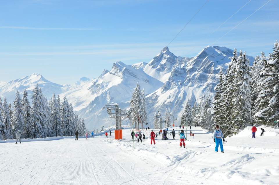 Beginner ski slope in Les Carroz d'Arâches with view of the Aravis mountains