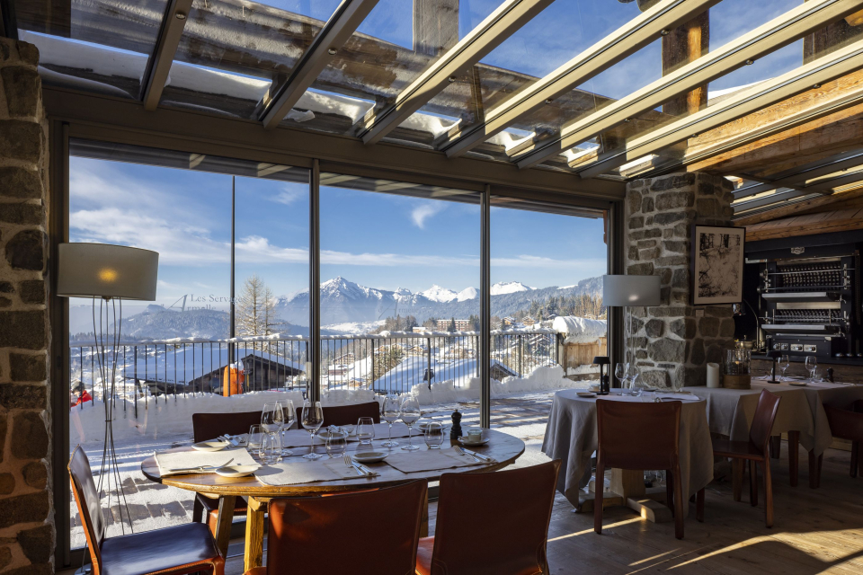 Notre restaurant aux Carroz d'Arâches propose une terrace donnant sur les montagnes des Alpes qui nous entourent.